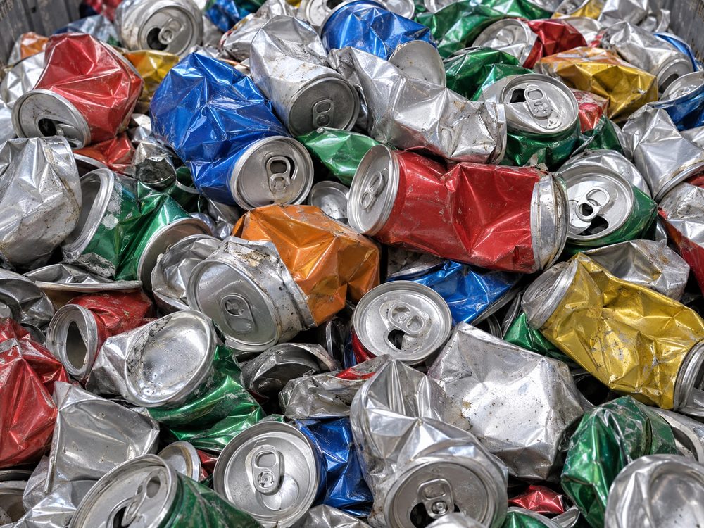 Latinhas de alumínio prensadas para reciclagem